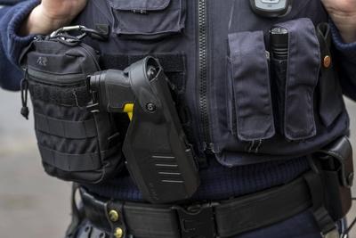 Polizei, Polizistin mit Ausr?stungsweste, Erste-Hilfe Pack, Taser, Taschenlampe, Handschellen, NRW, Deutschland, Polizei-stock-foto