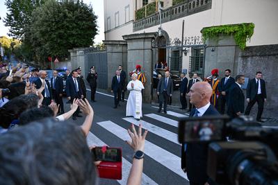 ITALY - POPE LEO XIV  LEO XVI  LEAVES HIS SUMMER RESIDENCE OF CASTEL GANDOLFO TO RETURN TO THE VATICAN AFTER A PERIO OF VACANTIONS AND COMMITMENTS - 2025/7/22-stock-foto