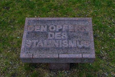 93/ Zentralfriedhof Friedrichsfelde, Gedenkstein f?r die Opfer des Stalinismus, STADTANSICHTEN , Berlin, 29.04.2020 Berl-stock-foto