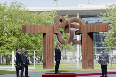 Merz empf?ngt Fiala mit milit?rischen Ehren-stock-foto