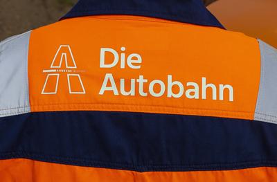 Freigabe des Neubaus der A20-Bruecke Der Schriftzug Die Autobahn steht auf der Jacke eines Mitarbeiters bei der Uebergab-stock-foto