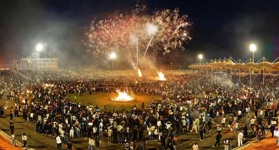 LIANGSHAN, CHINA - JULY 22: Aerial view of people circling around a bonfire to celebrate the Torch Festival on July 22,-stock-foto