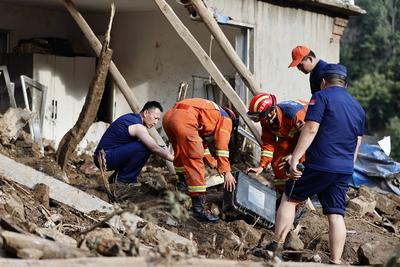JINAN, CHINA - JULY 22: Rescuers use radar to search for missing people after torrential rain triggers flash floods on J-stock-foto
