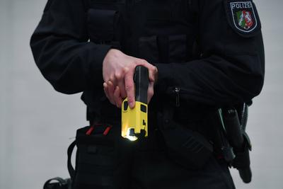 Pilotphase mit Distanzelektroimpulsger?ten am 15.01.2021 im regionalen Trainingszentrum der Polizei in Dortmund Ein Poli-stock-foto
