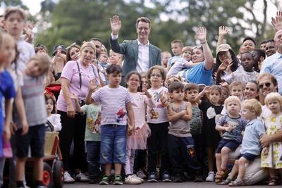 Hendrik W?st mit Ehrenpatenkinder und ihren Familien-stock-foto