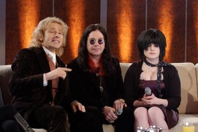 Moderator Thomas Gottschalk (li., GER) mit S?nger Ozzy Osbourne und dessen Tochter Kelly (beide GBR) w?hrend der ZDF-Sh-stock-foto