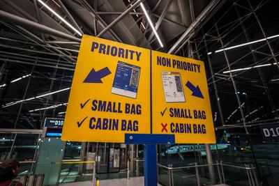 Priority-Non Priority Schild, Flughafen, K?ln-Bonn, Deutschland, Ryanair, Gep?ckbestimmungen, Priorit?t, Nicht-Priorit?t-stock-foto