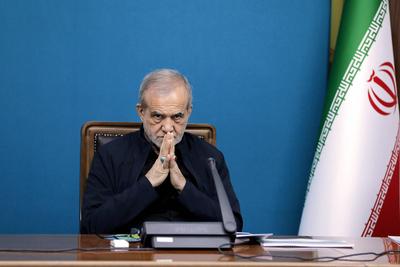 Iranian President, Masoud Pezeshkian, meets with members of the Supreme Council for Free Trade and Special Economic and Industrial Zones-stock-foto