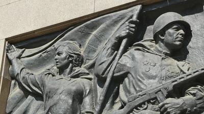 Heroisches Detail des Bronzereliefs im Sowjetischen Ehrenmal Schoenholz Das 1949 errichtete Ehrenmal in der Sch?nholzer-stock-foto