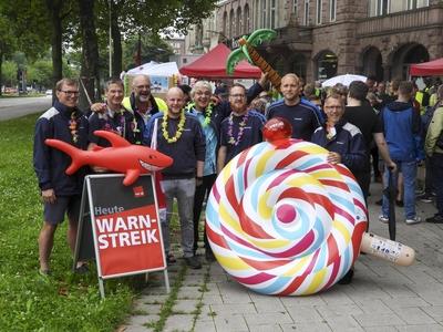 cntv Beach Party statt Arbeit Protest mal anders Mitabeiter des TUEV NORD streiken in ungewohnter Form auf einer Beach Party statt Demozug vor dem Gewerkschaftshaus am Besenbilderhof am 22.Juli in Hamburg es gab Pool Enten-Prozente angeln und Leckerbissen vom BBQ-Grill alles unter dem Motto Stellt die 7 vor das Komma, dann wird es ein sch?ner Sommer Hamburg Deutschland *** cntv beach party instead of work Protest in a different way Employees of TUEV NORD went on strike in an unusual form at a beach party instead of a demonstration in front of the trade union building at Besenbilderhof on July 22 in Hamburg there were pool duck percentages fishing and delicacies from the BBQ grill all under the motto Put the 7 in front of the comma, then i-stock-foto