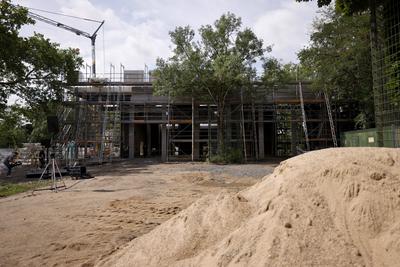 Baustelle der Giraffenanlage im K?lner Zoo-stock-foto