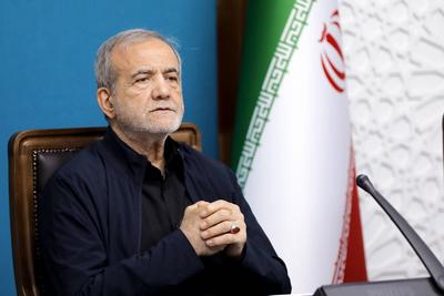 Iranian President, Masoud Pezeshkian, meets with members of the Supreme Council for Free Trade and Special Economic and Industrial Zones-stock-foto