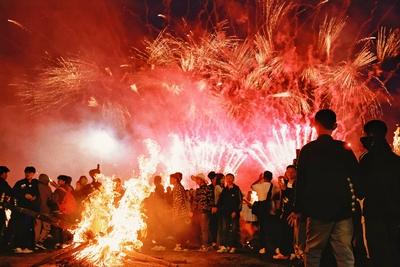 LIANGSHAN, CHINA - JULY 22: People circle around a bonfire to celebrate the Torch Festival on July 22, 2025 in Butuo Cou-stock-foto