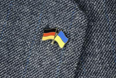 Revers mit Fahnensticker Revers mit Fahnensticker, 13.02.2022, Borkwalde, Brandenburg, An einem Jackenrevers befindet si-stock-foto