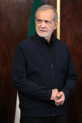 Iranian President, Masoud Pezeshkian, meets with members of the Supreme Council for Free Trade and Special Economic and Industrial Zones-stock-foto