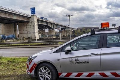 Die Berliner Br?cke, Autobahn A59, ?ber das Gel?nde des Duisburger Hafen, 1,8 km lang, hat eine Restnutzungsdauer bis 20-stock-foto