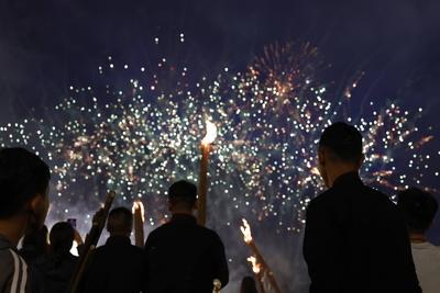 LIANGSHAN, CHINA - JULY 22: People enjoy fireworks to celebrate the Torch Festival on July 22, 2025 in Butuo County, Lia-stock-foto