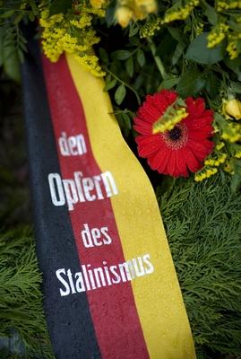 Bildnummer: 58877556  Datum: 09.01.2011  Copyright: imago/IPONLuxemburg - Liebknecht - Gedenkveranstaltung DEU, Deutschland, Germany, Berlin, 09.01.2011 Kranz mit Aufschrift den Opfern des Stalinismus beim Gedenken an der Gedenkstaette der Sozialisten in Berlin - Friedrichsfelde anlaesslich der Luxemburg - Liebknecht - Gedenkveranstaltung. Der Gedenktag erinnert an die Ermordung der Kommunisten Rosa Luxemburg und Karl Liebknecht am 15. Januar 1919. Seit dem Ende der DDR hat die Veranstaltung eine neue Beliebtheit, hauptsaechlich unter Ostdeutschen, erfahren. Politik, Sozialismus, Kommunismus, kommunistisch, sozialistisch, Ostdeutschland, ehemalige DDR, OstBerlin, Ost-Berlin, Linke, Links, Rot, Demonstation, Kundgebung, Deutschland, QF Querformat. Symbol, Symbolbild, Symbolisch, Symbolfoto, Stalin Memorial of the victims of the Stalinism at the Event in memory of the socialist leaders Rosa Luxemburg and Karl Liebknecht at the graveyard in Friedrichsfelde in the former GDR. Eastgermany, East-Germany, Left-wing, Memory, Politics, Protest, Red, society, communism, communist movement, socialist, socialism, rally, Demonstrants, Germany, Politics, Stalin kbdig 2011 hoch Die Linkspartei Die Linke Politik Sozialismus Kommunismus kommunistisch Kommunisten Sozialisten Links sozialistisch Ostdeutschland ehemalige DDR OstBerlin Ost-Berlin Linke Rot Demonstation Kundgebung Deutschland QF Querformat. Symbol Symbolbild Symbolisch Symbolfoto Memory Eastgermany East-Germany Left-wing Politics Protest Red society communism communist movement socialist socialism rally Demonstrants Germany  58877556 Date 09 01 2011 Copyright Imago  Luxembourg Liebknecht Remembrance ceremony DEU Germany Germany Berlin 09 01 2011 Kranz with Inscription the Victims the Stalinism the Remembrance to the Memorial the Socialists in Berlin Friedrichshafen field occasion the Luxembourg Liebknecht Remembrance ceremony the Memorial Day recalls to the Murder the Communists Pink Luxembourg and Karl Liebknecht at 15 January 1919 since the End the GDR has the Event a New Popularity main under East German learn politics Socialism Communism Communist socialist East Germany former GDR East Berlin East Berlin Left left Red Demonstrators station Rally Germany QF Landscape symbol Symbol image symbolic Symbolic image Stalin Memorial of The Victims of The Stalinism AT The Event in Memory of The Socialist Leaders Pink Luxembourg and Karl Liebknecht AT The Graveyard in Friedrichshafen field in The Former GDR  East Germany left Wing Memory POLITICS Protest Red Society Communism Communist Movement Socialist  Rally Demonstrants Germany POLITICS Stalin Kbdig 2011 vertical the Left Party the Left politics Socialism Communism Communist Communists Socialists left socialist East Germany former GDR East Berlin East Berlin Left Red Demonstrators station Rally Germany QF Landscape symbol Symbol image symbolic Symbolic image Memory  East Germany left Wing POLITICS Protest Red Society Communism Communist Movement Socialist  Rally Demonstrants Germany-stock-foto