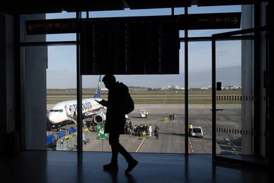 31.03.2023, Schoenefeld, Brandenburg, GER - Silhouette: Reisender im Terminal 2 des Flughafen BER. (Airport, Alltag, BER-stock-foto