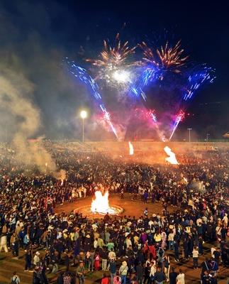 LIANGSHAN, CHINA - JULY 22: Aerial view of people circling around a bonfire to celebrate the Torch Festival on July 22,-stock-foto