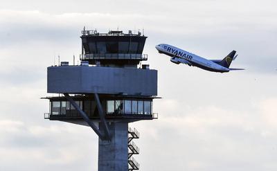 Ryanair Schoenefeld, 28.03.2023 - Eine Boing 737-800 der Fluggesellschaft Ryanair startet am BER Flughafen Berlin Brande-stock-foto