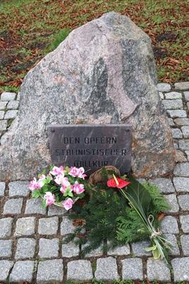 Blick am Sonnabend (13.11.2021) in G?strow (Landkreis Rostock) auf eine Gedenkst?tte f?r die Opfer der Stalinistischen D-stock-foto