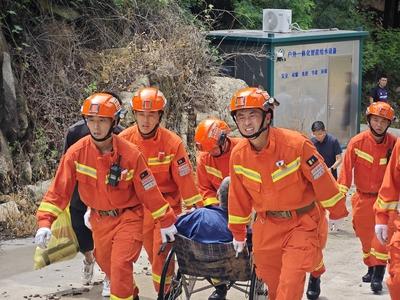 JINAN, CHINA - JULY 22: Rescuers transfer a villager after torrential rain triggers flash floods on July 22, 2025 in Shi-stock-foto