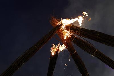 LIANGSHAN, CHINA - JULY 22: People light torches to celebrate the Torch Festival on July 22, 2025 in Butuo County, Liang-stock-foto