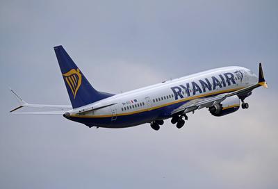 Ein Passagierflugzeug der Fluggesellschaft Ryanair vom Typ Boeing 737 MAX 8-200 mit der Kennung 9H-VVJ startet vom Flugh-stock-foto
