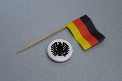 31 12 2017 Deutschlandf?hnchen und Bundesadler Adler Bundesadler Plakette Anstecker Ansteckna-stock-foto