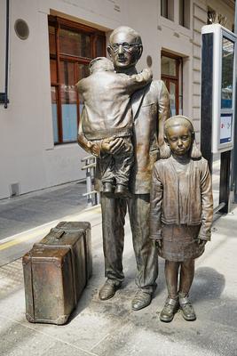 Denkmal f?r Nicholas Winton von Flor Kent auf Gleis 1 des Hauptbahnhofs in Prag-stock-foto