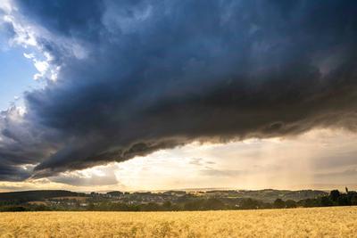 Naturschauspiel im Erzgebirge. Die aktuelle Wetterlage ist sehr durchwachsen. Nach den Unwettern gestern zogen am Dienst-stock-foto