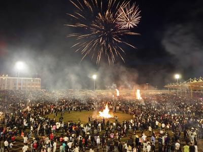 LIANGSHAN, CHINA - JULY 22: Aerial view of people circling around a bonfire to celebrate the Torch Festival on July 22,-stock-foto