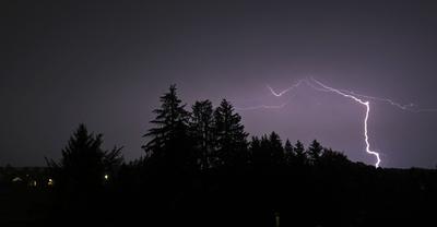 06.08.2022, Sommer: Hitze und hohe Temperaturen, danach kommen schwere Gewitter. Blitze Zucken am Himmel ?ber Bad W?rish-stock-foto
