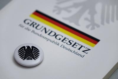31 12 2017 Grundgesetz und Bundesadler Grundgesetz f?r die Bundesrepublik Deutschland Gesetz Gr-stock-photo