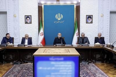 Iranian President, Masoud Pezeshkian, meets with members of the Supreme Council for Free Trade and Special Economic and Industrial Zones-stock-foto