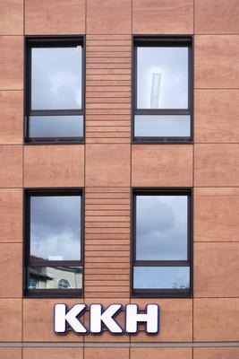 Kaufm?nnische Krankenkasse KKH Mainz, Deutschland - August 21, 2017: Die Fassade des modernen B?rogeb?udes der Kaufm?nni-stock-foto
