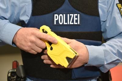 Im Rahmen einer Pressekonferenz stellt Innenminister Klaus Bouillon am Freitag (26.04.2019) im Einsatztrainingszentrum-stock-foto