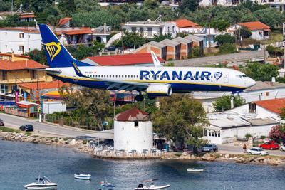 Ryanair Boeing 737-800 Flugzeug Flughafen Skiathos in Griechenland Skiathos, Griechenland - 27. Juni 2023: Ein Boeing 73-stock-foto