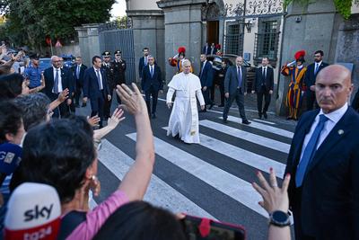 ITALY - POPE LEO XIV  LEO XVI  LEAVES HIS SUMMER RESIDENCE OF CASTEL GANDOLFO TO RETURN TO THE VATICAN AFTER A PERIO OF VACANTIONS AND COMMITMENTS - 2025/7/22-stock-foto