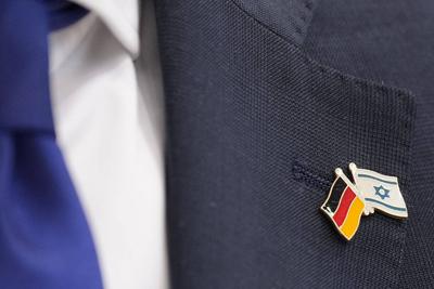 Symbolfoto und Anstecker kleine Fahnen als Deutsche Solidaritaet mit Israel Symbolbild, deutsche Politiker und Mitgliede-stock-foto