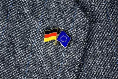 Revers mit Fahnensticker Revers mit Fahnensticker, 13.02.2022, Borkwalde, Brandenburg, An einem Jackenrevers befindet si-stock-foto
