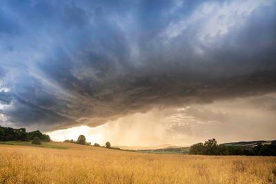 Naturschauspiel im Erzgebirge. Die aktuelle Wetterlage ist sehr durchwachsen. Nach den Unwettern gestern zogen am Dienst-stock-foto
