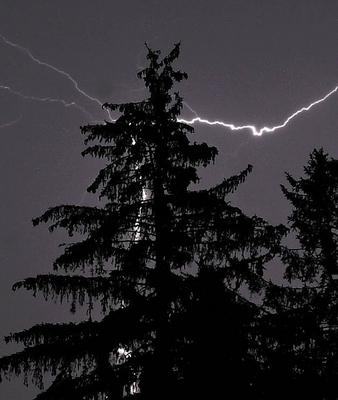 06.08.2022, Sommer: Hitze und hohe Temperaturen, danach kommen schwere Gewitter. Blitze Zucken am Himmel ?ber Bad W?rish-stock-foto