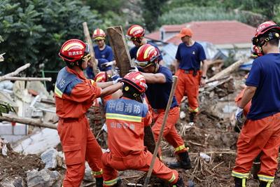 JINAN, CHINA - JULY 22: Rescuers clear the rubble and search for missing people after torrential rain triggers flash flo-stock-foto