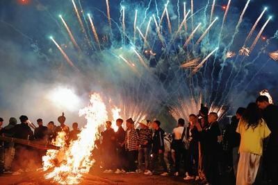LIANGSHAN, CHINA - JULY 22: People circle around a bonfire to celebrate the Torch Festival on July 22, 2025 in Butuo Cou-stock-foto