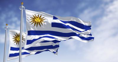 Uruguay Flagge weht mit Sonne des Mai-Symbol in blauen Himmel, 3D-Render-stock-foto