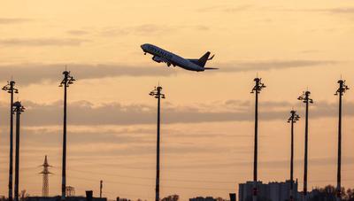 Ryanair Ein Ryanair Boing 737 startet am Flughafen BER, Berlin Brandenburg. Schoenefeld Brandenburg Deutschland *** Ryan-stock-foto