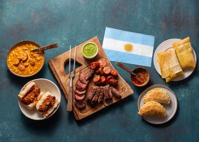 Feierlichkeiten zum argentinischen Unabh?ngigkeitstag mit traditionellem Asado, Locro, Empanadas und weiteren festlichen Gerichten-stock-foto