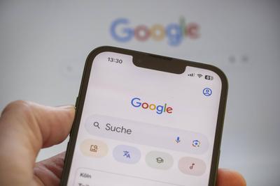 Ein Mobiltelefon zeigt die Google Suchmaske auf dem Display. Symbolbild f?r Informationssuche, digitale Neugier und die Allgegenwart von Suchmaschinen im Alltag. *** A mobile phone shows the Google search mask on the display. Symbolising the search for information, digital curiosity and the omnipresence of search engines in everyday life.-stock-foto